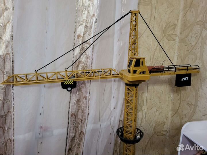 Подъемный кран игрушка