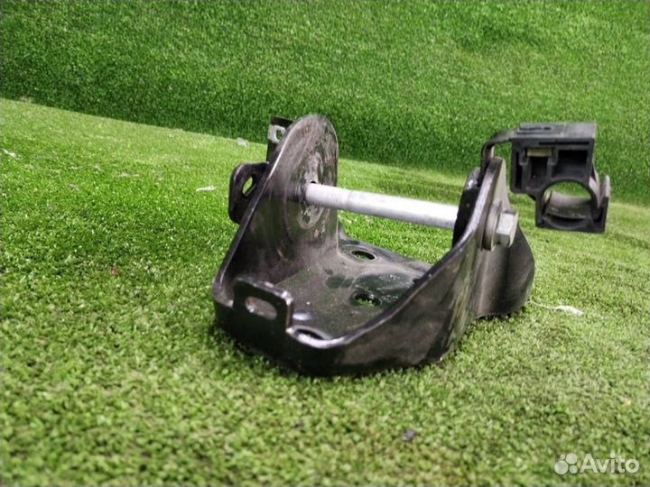 Крепление балки подвески Citroen Ds3 EB2DT 1.2 I