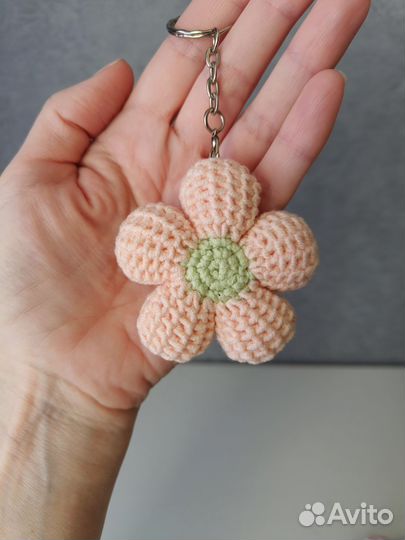 Брелок вязаный цветок