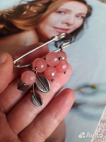 Очаровательная брошь с натуральными камнями