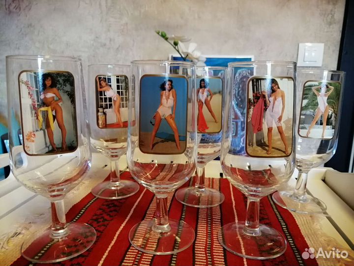 Бокалы с раздевающимися девушками