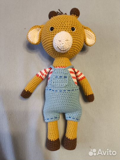 Вязаная игрушка жираф в джинсах