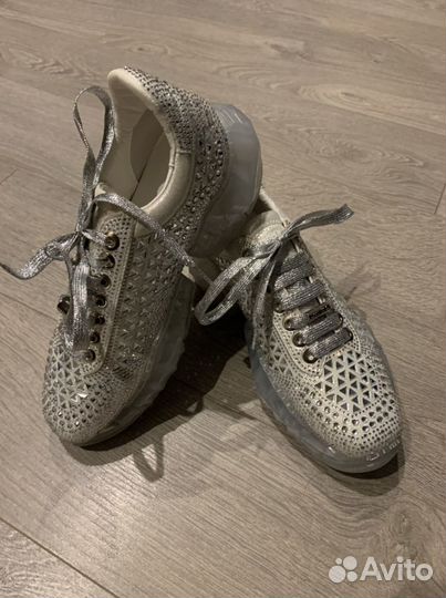 Кроссовки в стиле известного бренда