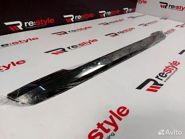 Накладка на 5-ю дверь Lexus LX570