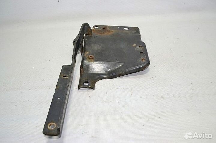 Петля нижней решетки радиатора, левая scania P-ser