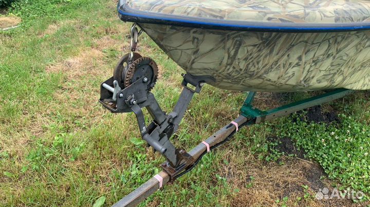 Моторная лодка с прицепом