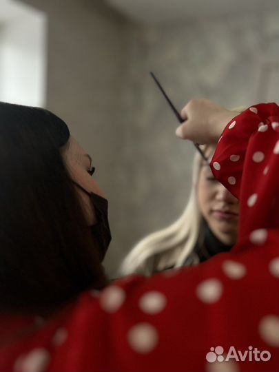 Модель на брови