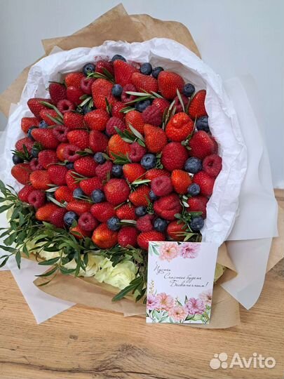 Букет из клубники и роз