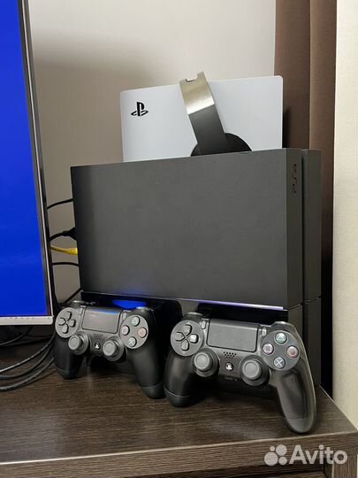 Sony PlayStation 4 с играми + 2 геймпада