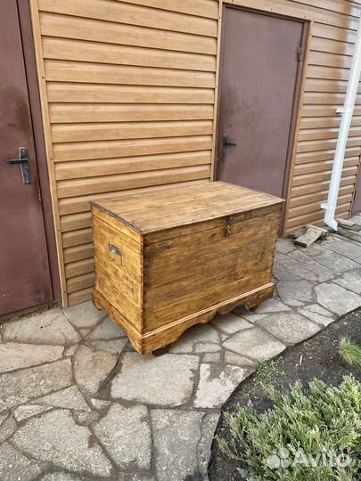 Старинный сундук на колесиках