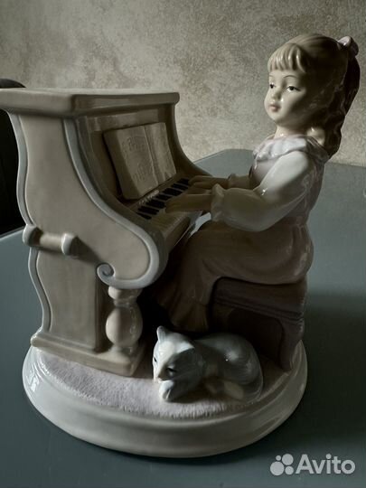 Статуэтка фарфор