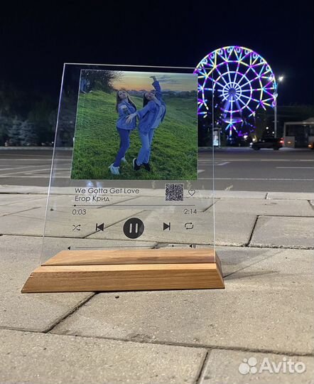 Фотография и трек на стекле