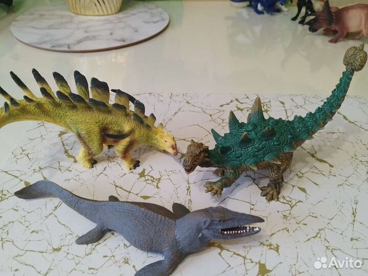 Фигурки динозавров