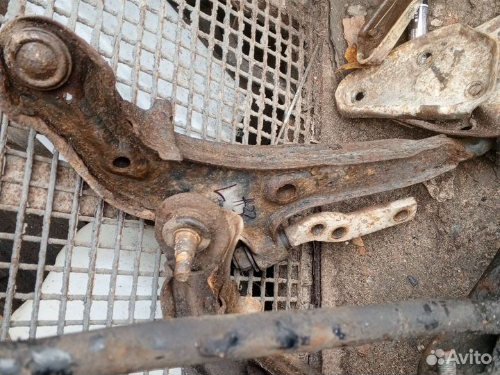 Передние рычаги Ниссан Максима А 32 2.0 АКПП