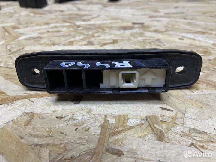 Кнопка открывания багажника Toyota RAV 4 40