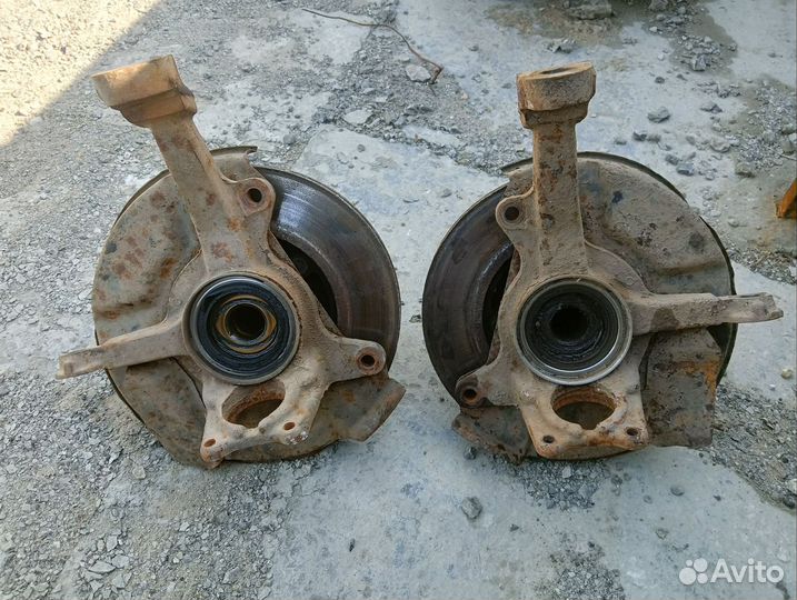 Передний поворотный кулак toyota town ace