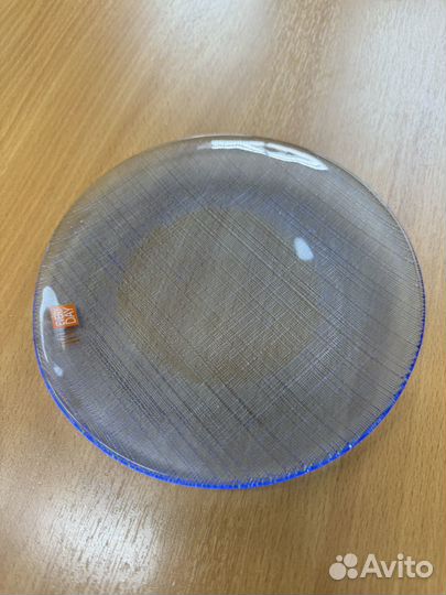 Тарелка из стекла голубая