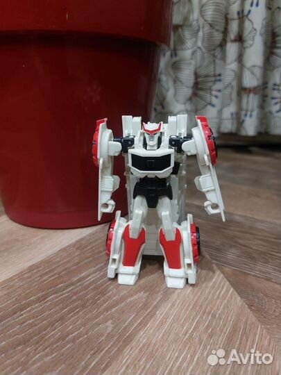 Робот ratchet transformers robots in disguise