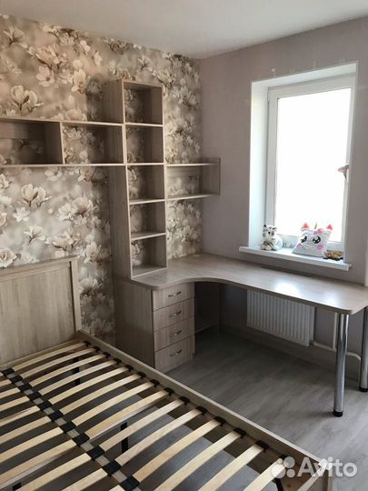 Письменный стол под окно