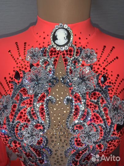 Украшение, расклейка стразами, инкрустация