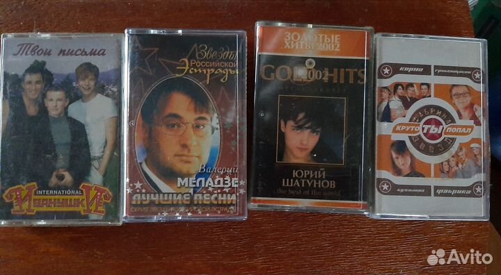 Аудиокассеты с записью, подставка для кассет