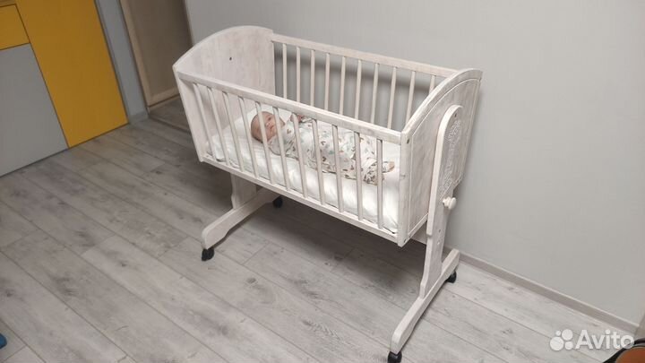 Детская кроватка с маятником, люлька