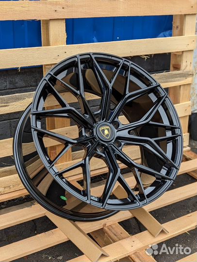 Кованые диски GT Forged R22 на Lamborghini Urus