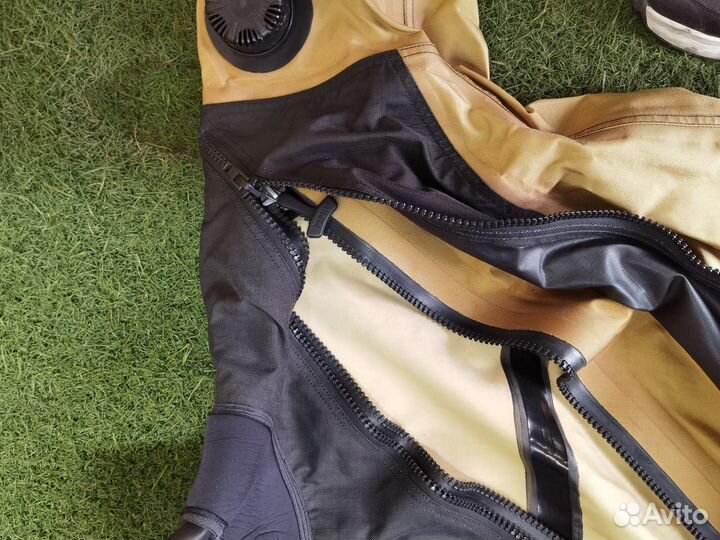 Сухой гидрокостюм для дайвинга