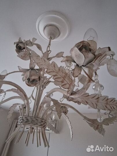 Люстра с розами