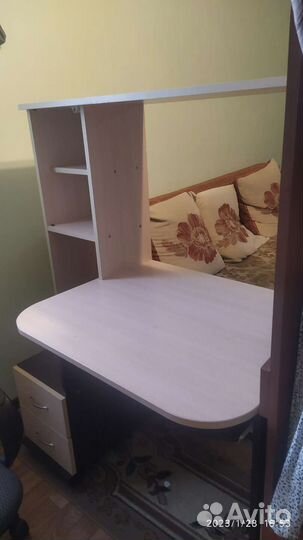 Компьютерный стол с креслом