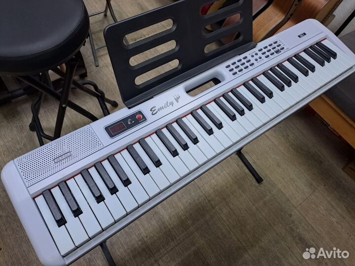 Синтезатор белый со стойкой