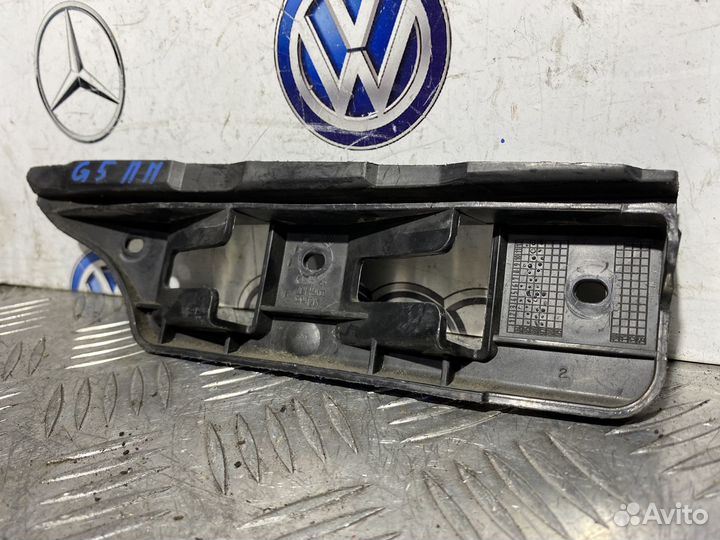 Направляющая бампера передняя правая Golf 5