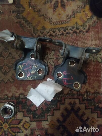 Продам петли дверей на Фрилендер 1