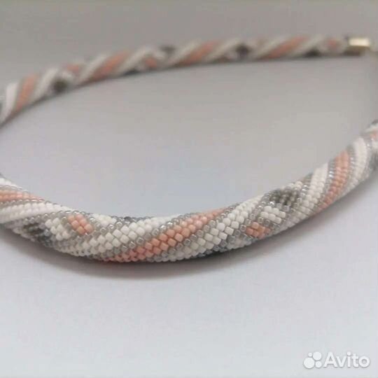 Украшение ручной работы из бисера