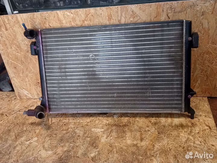 Радиатор охлаждения Skoda Octavia A5