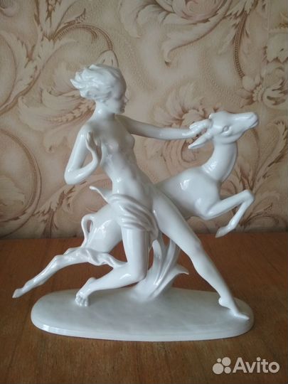 Старинные фарфоровые статуэтки