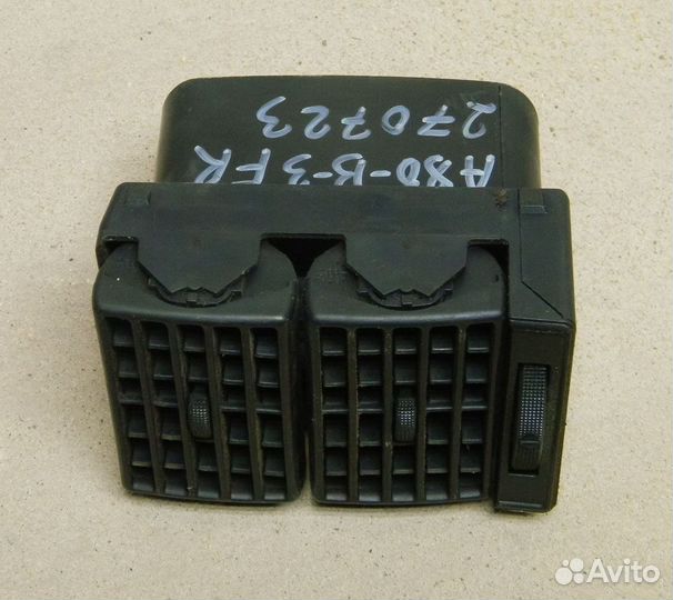 Дефлектор торпедо правый Audi 80 B3