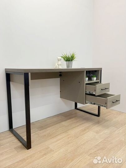 Маникюрный стол в стиле лофт