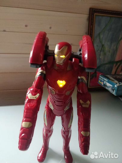 Железный человек в усиленной броне