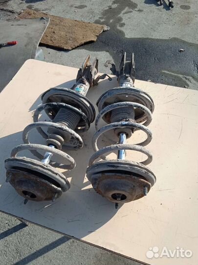 Стойка передняя левая mitsubishi chariot grandis