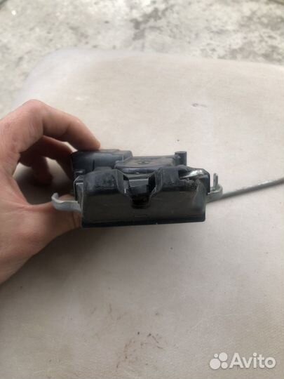 Замок богажника Mitsubishi Lancer 10