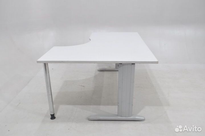 Стол офисный угловой