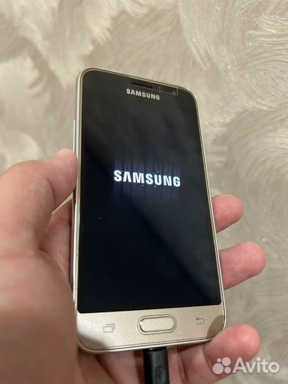 Телефон Samsung Galaxy J1