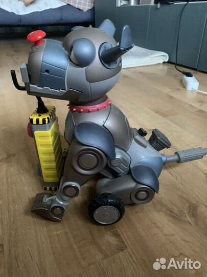Робот-собака на пульте управления