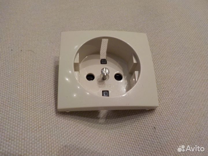 Внешняя накладка розетки Legrand Valenа