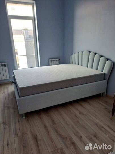 Кровать с изголовьем