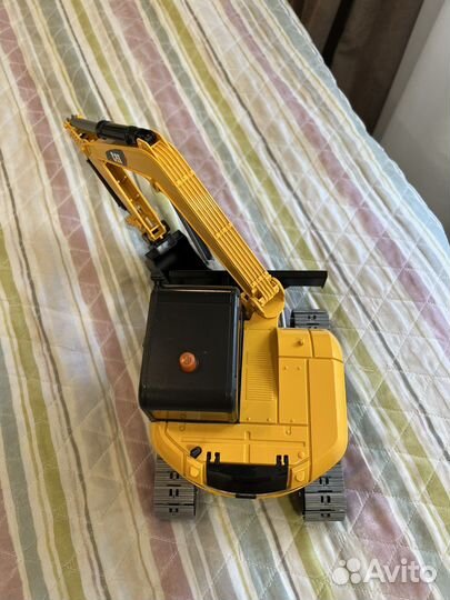 Гусеничный трактор Bruder