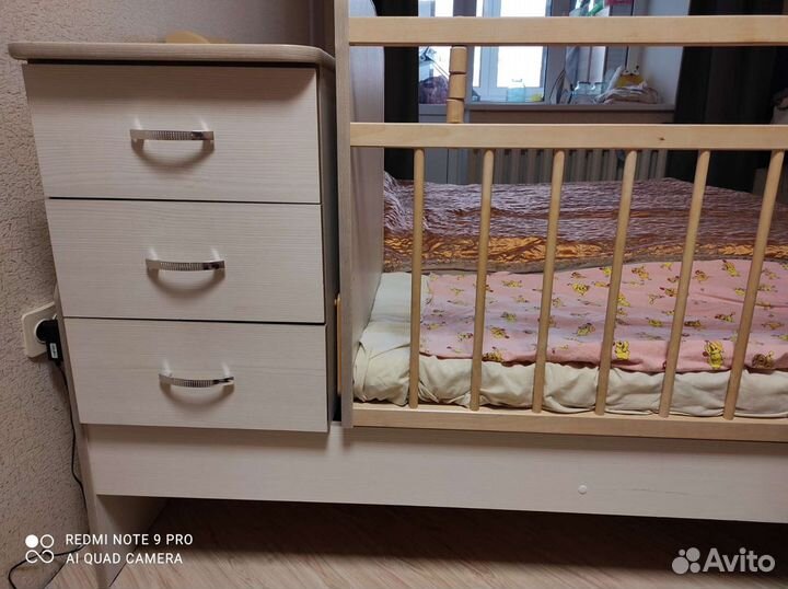 Детская кроватка с маятником и ящиком