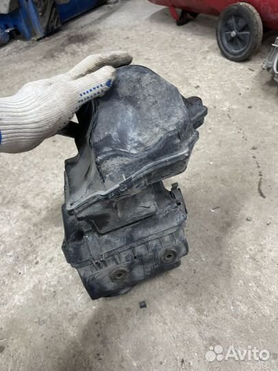 Корпус воздушного фильтра Mitsubishi Chariot