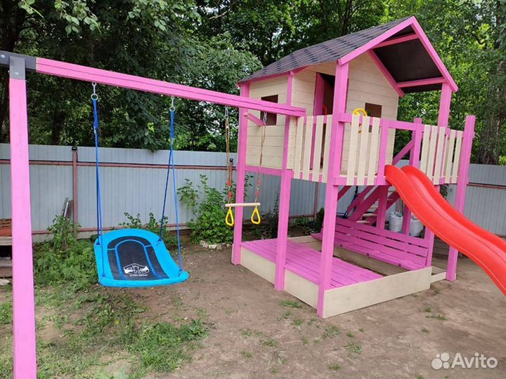 Детский деревянный домик на сваях